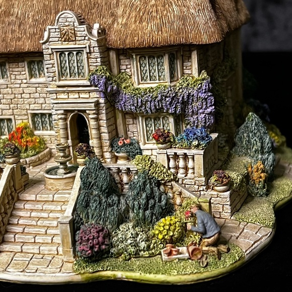 Lilliput Lane | River Meadow Manor | Collectors' Club - Picture 9 of 15